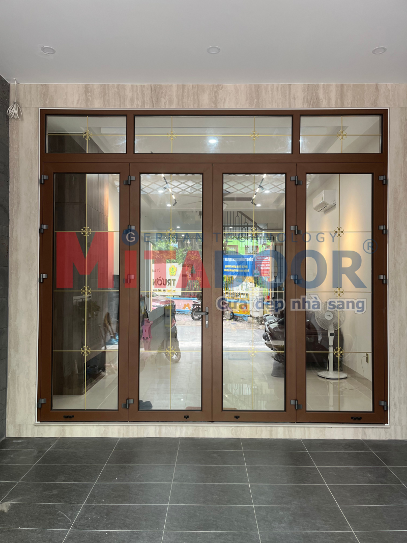 Cửa đi mở quay 4 cánh hệ nhôm Châu Âu ST68 màu nâu sang trọng, chuẩn phong thủy giúp mang đến tài lộc, may mắn cho gia chủ Cửa đi mở quay 4 cánh hệ nhôm Châu Âu ST68 màu nâu sang trọng, chuẩn phong thủy giúp mang đến tài lộc, may mắn cho gia chủ