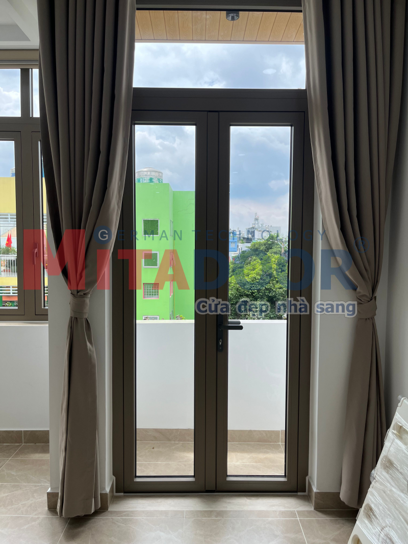 Cửa đi mở quay hệ nhôm Mitadoor cao cấp 2 cánh màu Champagne Gold sang trọng, vận hành êm ái cùng khả năng cách âm và cách nhiệt tốt Cửa đi mở quay hệ nhôm Mitadoor cao cấp 2 cánh màu Champagne Gold sang trọng, vận hành êm ái cùng khả năng cách âm và cách nhiệt tốt