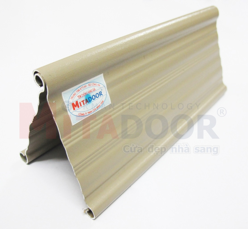 Lá cửa kéo nhôm Mitadoor công nghệ Đức sơn tĩnh điện màu cafe chống trầy và bền màu Lá cửa kéo nhôm Mitadoor công nghệ Đức sơn tĩnh điện màu cafe chống trầy và bền màu