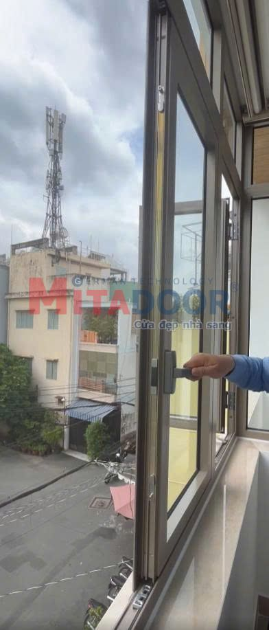 Cửa sổ mở quay hệ nhôm Mitadoor cao cấp vận hành êm ái, phù hợp với nhiều công trình Cửa sổ mở quay hệ nhôm Mitadoor cao cấp vận hành êm ái, phù hợp với nhiều công trình