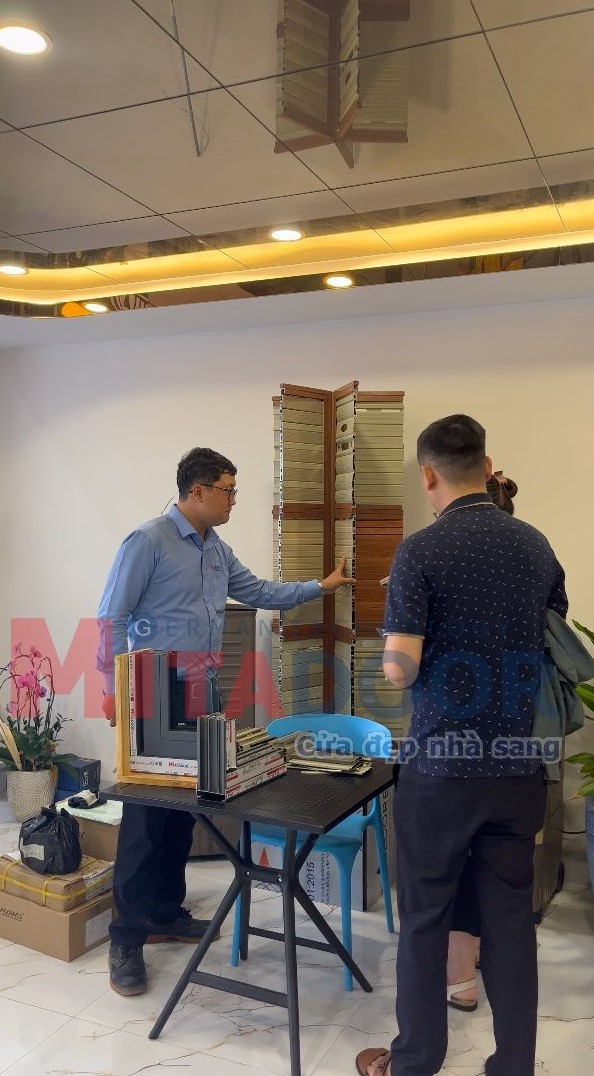 Nhân viên Mitadoor tư vấn bảng mẫu bề mặt cửa giúp Gia đình Anh Quang chọn màu sắc, chất liệu cửa phù hợp Nhân viên Mitadoor tư vấn bảng mẫu bề mặt cửa giúp Gia đình Anh Quang chọn màu sắc, chất liệu cửa phù hợp