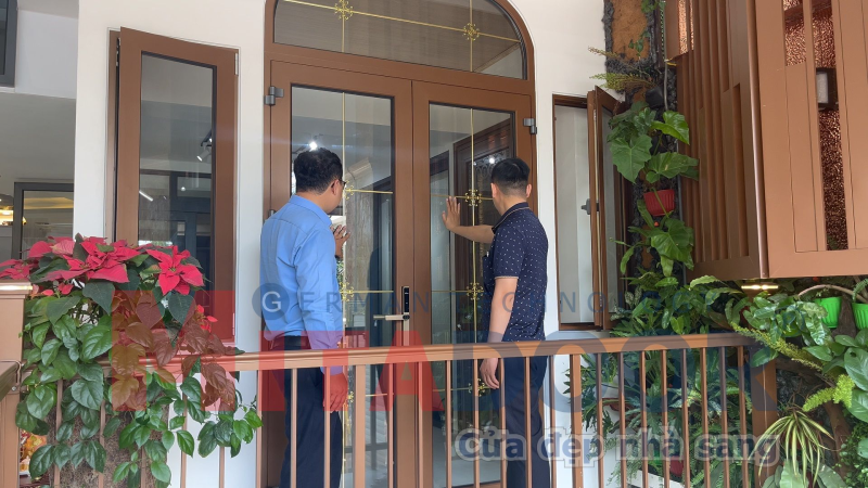 Anh Quang trực tiếp trải nghiệm dòng cửa đi mở quay ST68 ngay tại showroom Anh Quang trực tiếp trải nghiệm dòng cửa đi mở quay ST68 ngay tại showroom