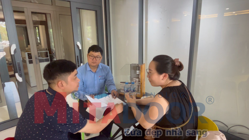 Gia đình Anh Quang đến showroom Mitadoor và được nhân viên tư vấn, hỗ trợ lựa chọn dòng cửa phù hợp Gia đình Anh Quang đến showroom Mitadoor và được nhân viên tư vấn, hỗ trợ lựa chọn dòng cửa phù hợp