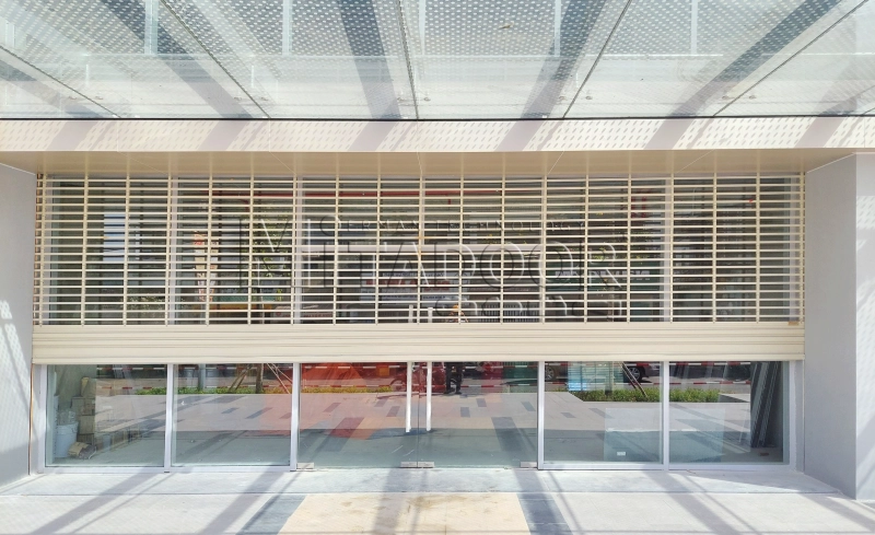 Cửa cuốn song ngang, mắc võng giúp không gian thông thoáng mà vẫn an toàn