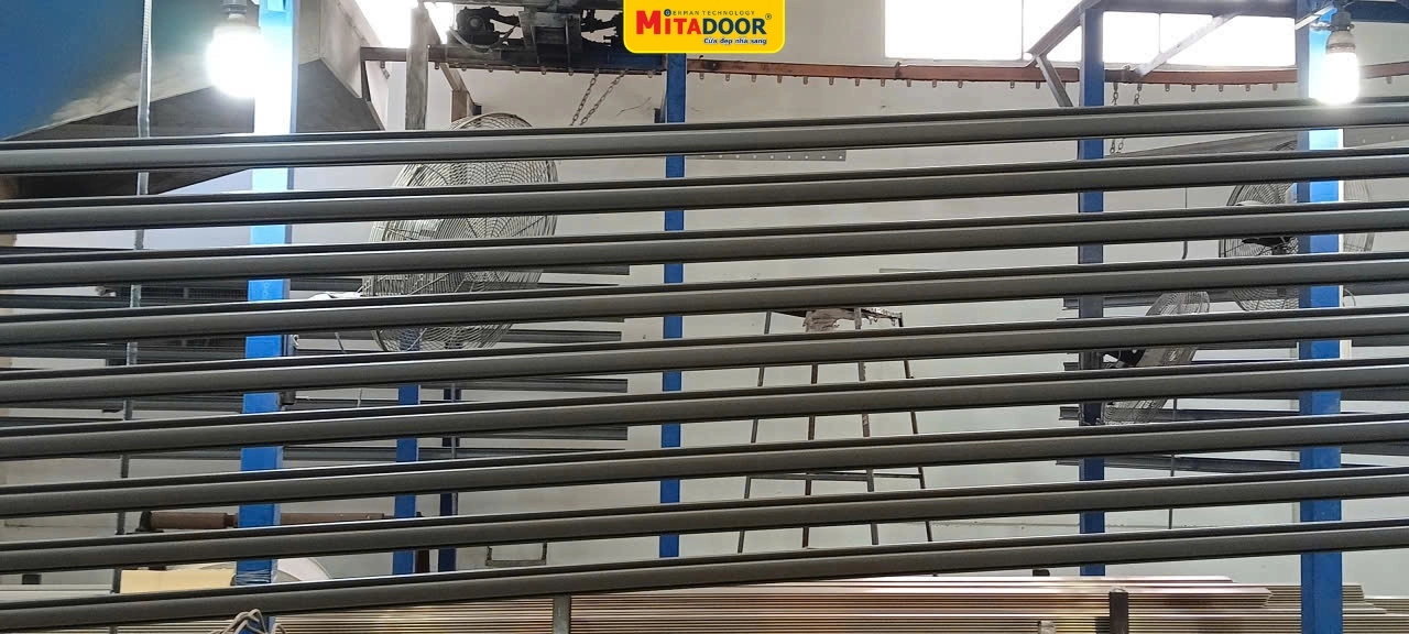 Cửa cuốn th&eacute;p Mitadoor được gia c&ocirc;ng sơn tĩnh điện ho&agrave;n thiện, giữ m&agrave;u sắc bền l&acirc;u trước mọi t&aacute;c động của thời tiết