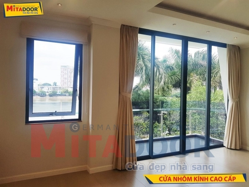 Cửa nhôm kính cao cấp dành cho ban công, mang lại cảm giác thông thoáng, có thể kết hợp với rèm cửa để điều tiết ánh sáng