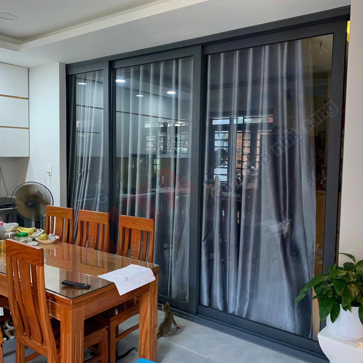 Kính đơn thường kết hợp hệ nhôm cao cấp, đảm bảo chất lượng