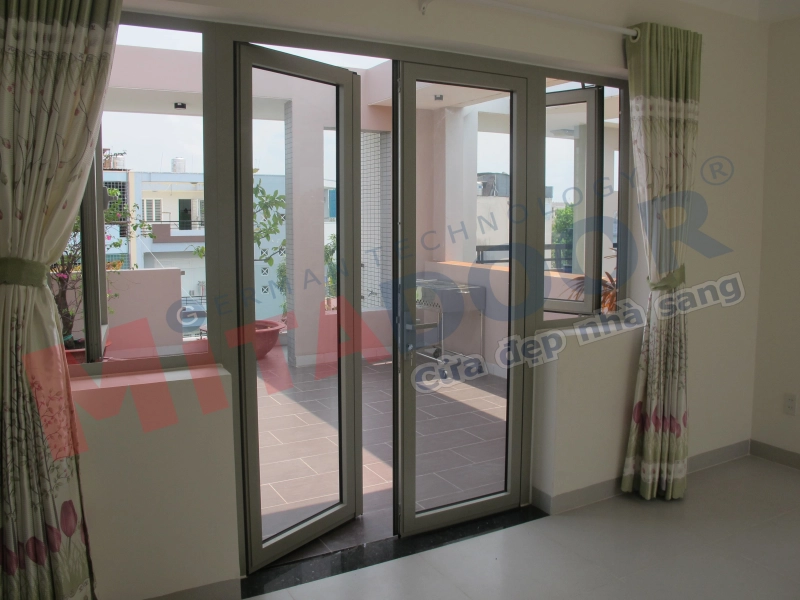 Cửa nhôm kính mở quay cao cấp Mitadoor vận hành nhẹ nhàng, linh hoạt