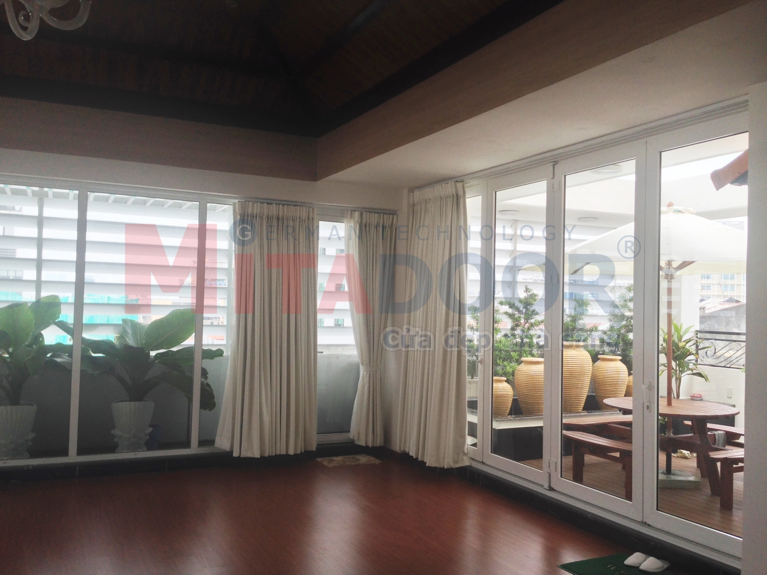 Giá cửa nhôm kính loại thường nhưng chất lượng không thường - Cửa đi xếp trượt Mitadoor là minh chứng điển hình cho nhận định này