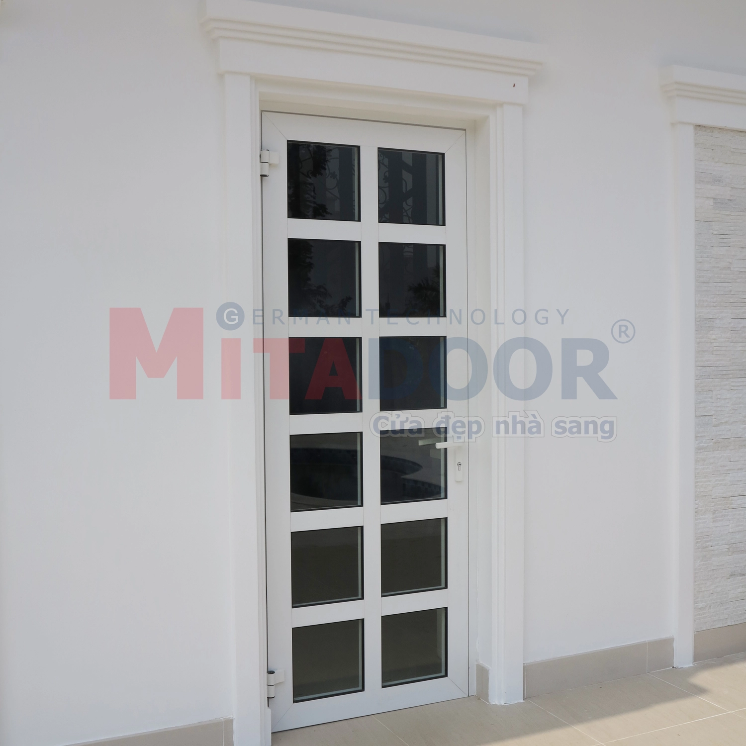 Cửa nhôm kính loại thường kiểu mở quay 1 cánh phù hợp với không gian có diện tích đóng mở cửa hạn chế như phòng ngủ, nhà vệ sinh, nhà kho,...