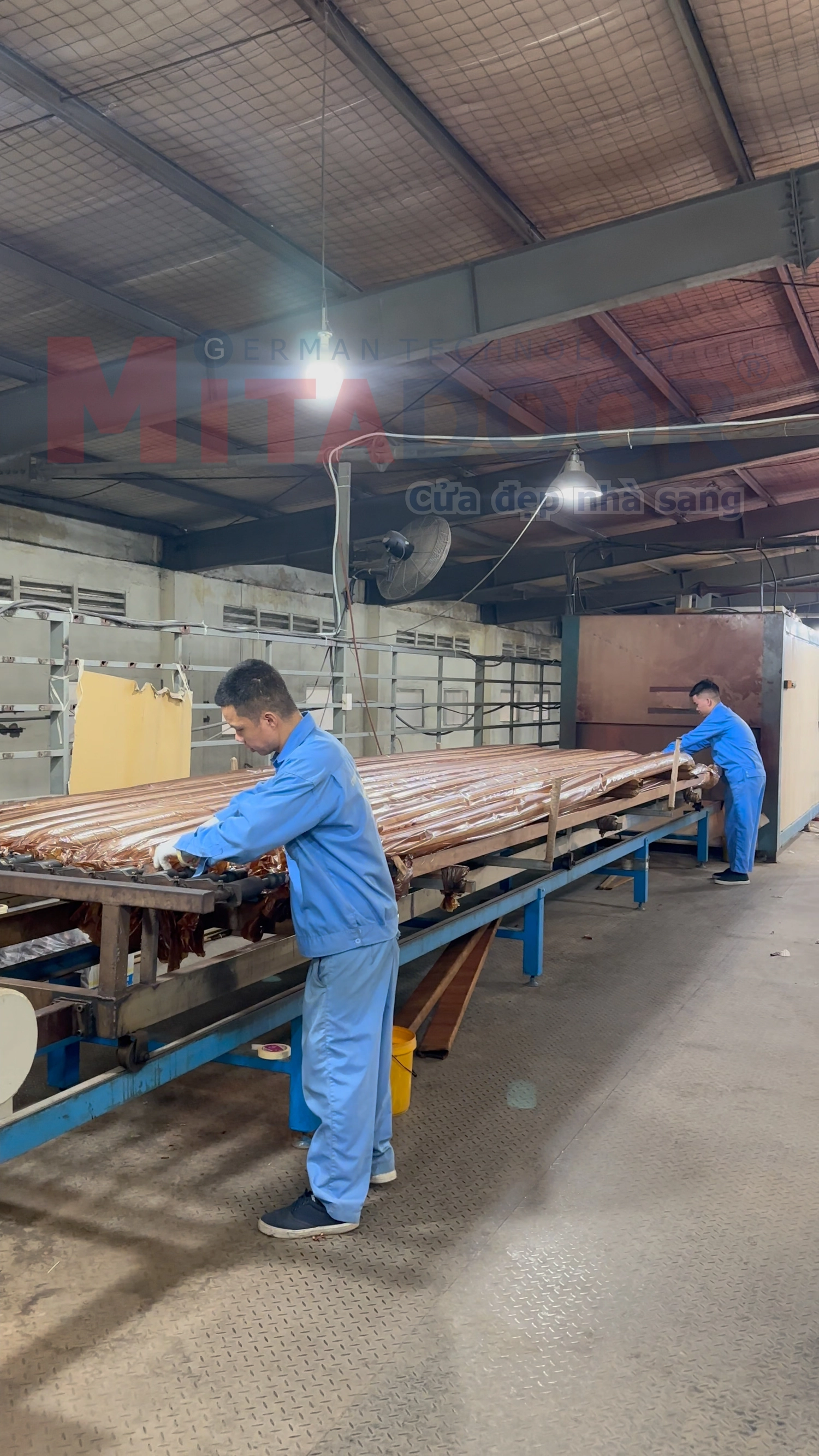 Sau khi qua lò hấp sẽ đến công đoạn thổi, giải phóng chân không rồi bóc tách lớp phim