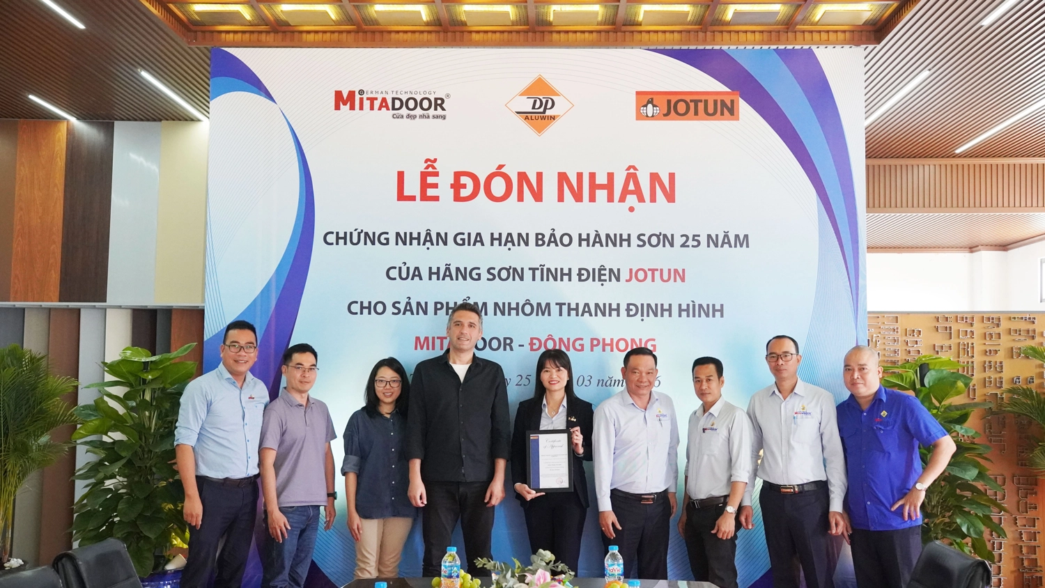 Hình ảnh thực tế lễ đón nhận chứng nhận gia hạn bảo hành sơn 25 năm của hãng sơn tĩnh điện Jotun cho sản phẩm nhôm thanh định hình Mitadoor - Đông Phong