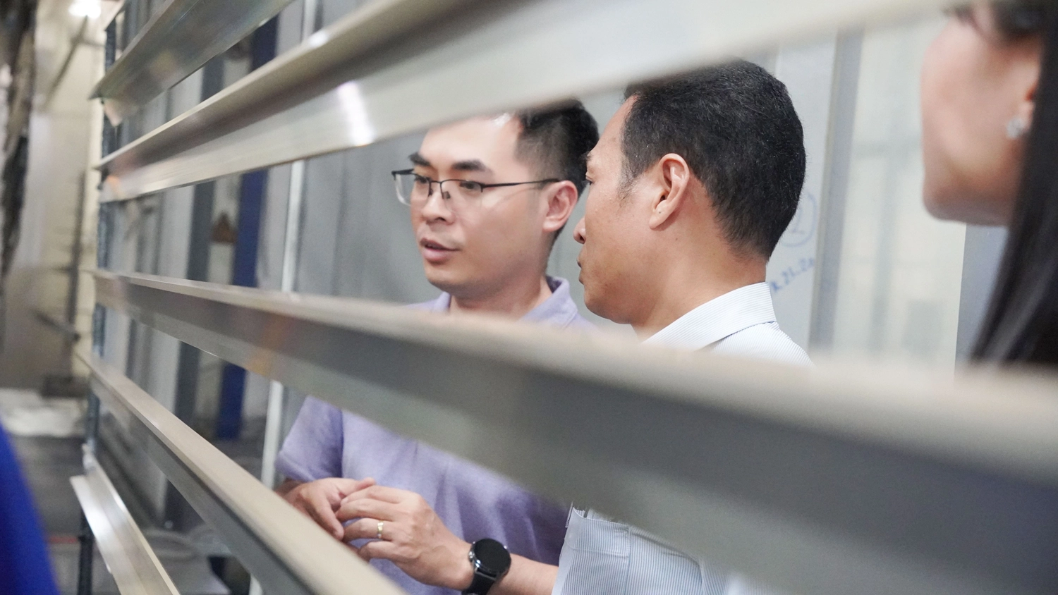 Hình ảnh thực tế lễ đón nhận chứng nhận gia hạn bảo hành sơn 25 năm của hãng sơn tĩnh điện Jotun cho sản phẩm nhôm thanh định hình Mitadoor - Đông Phong