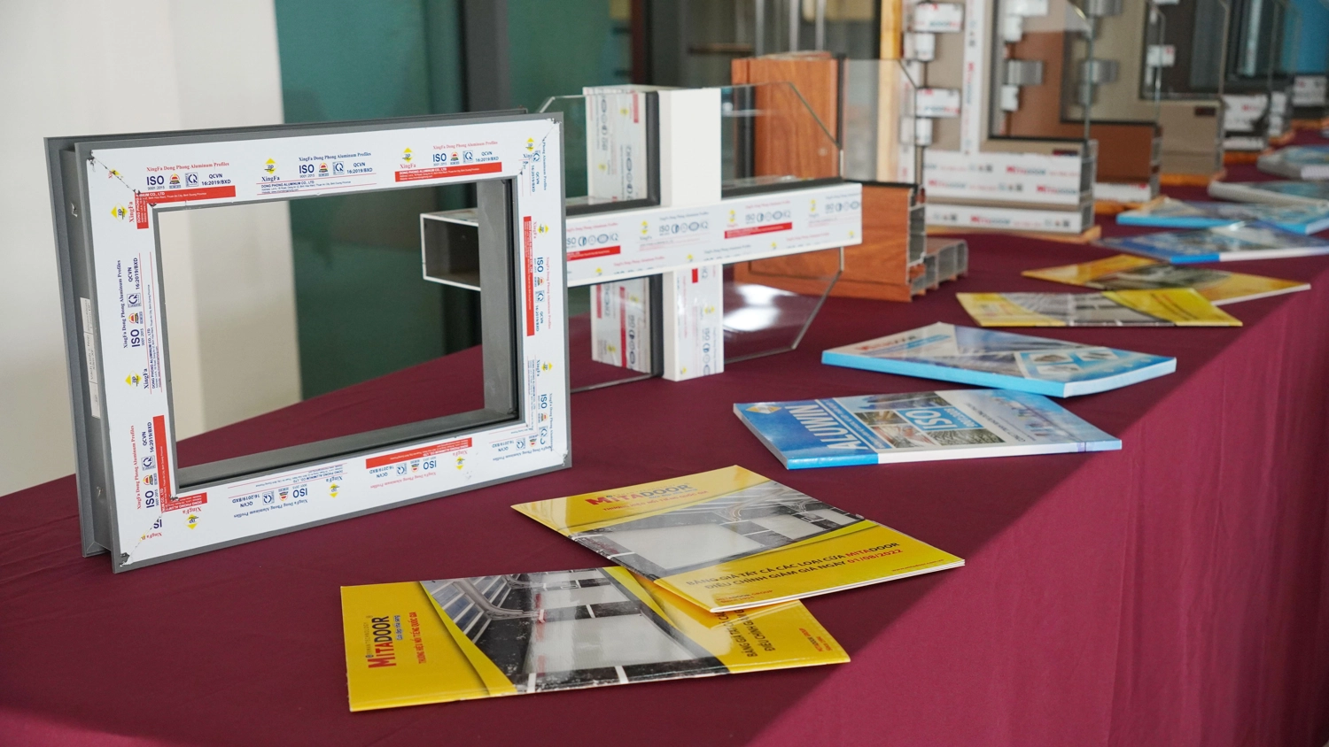 Hình ảnh thực tế lễ đón nhận chứng nhận gia hạn bảo hành sơn 25 năm của hãng sơn tĩnh điện Jotun cho sản phẩm nhôm thanh định hình Mitadoor - Đông Phong