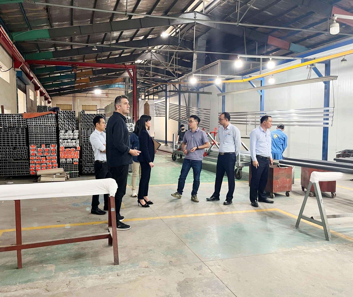 Hình ảnh thực tế lễ đón nhận chứng nhận gia hạn bảo hành sơn 25 năm của hãng sơn tĩnh điện Jotun cho sản phẩm nhôm thanh định hình Mitadoor - Đông Phong