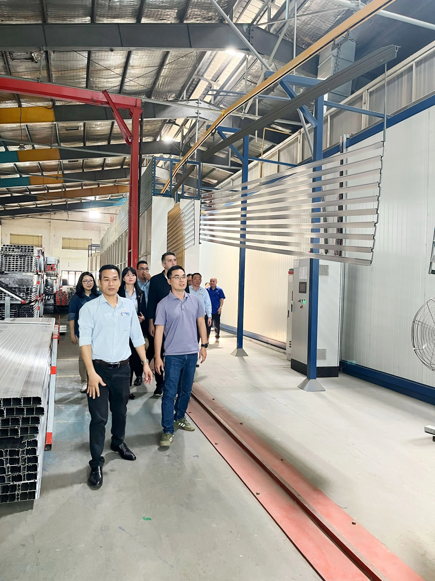 Hình ảnh thực tế lễ đón nhận chứng nhận gia hạn bảo hành sơn 25 năm của hãng sơn tĩnh điện Jotun cho sản phẩm nhôm thanh định hình Mitadoor - Đông Phong