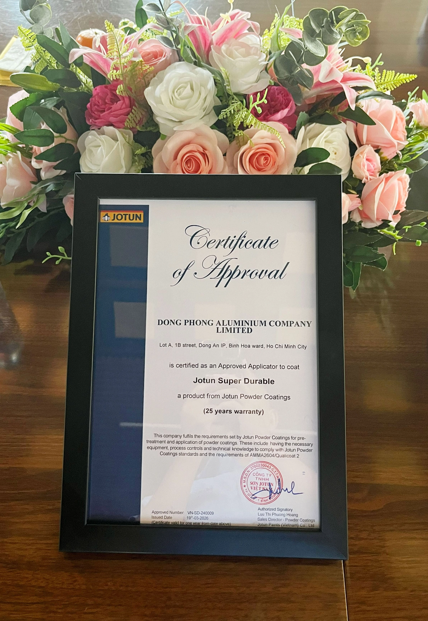 Hình ảnh thực tế lễ đón nhận chứng nhận gia hạn bảo hành sơn 25 năm của hãng sơn tĩnh điện Jotun cho sản phẩm nhôm thanh định hình Mitadoor - Đông Phong