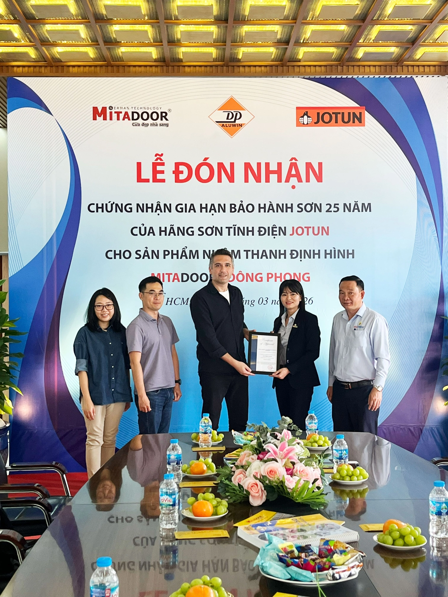 Hình ảnh thực tế lễ đón nhận chứng nhận gia hạn bảo hành sơn 25 năm của hãng sơn tĩnh điện Jotun cho sản phẩm nhôm thanh định hình Mitadoor - Đông Phong