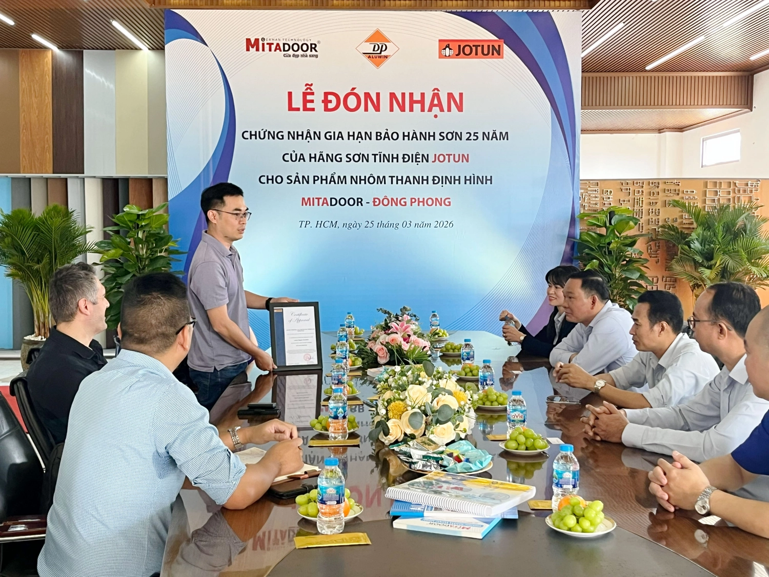 Hình ảnh thực tế lễ đón nhận chứng nhận gia hạn bảo hành sơn 25 năm của hãng sơn tĩnh điện Jotun cho sản phẩm nhôm thanh định hình Mitadoor - Đông Phong