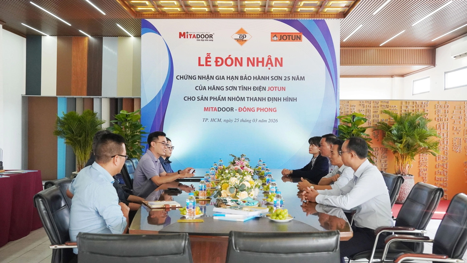 Hình ảnh thực tế lễ đón nhận chứng nhận gia hạn bảo hành sơn 25 năm của hãng sơn tĩnh điện Jotun cho sản phẩm nhôm thanh định hình Mitadoor - Đông Phong