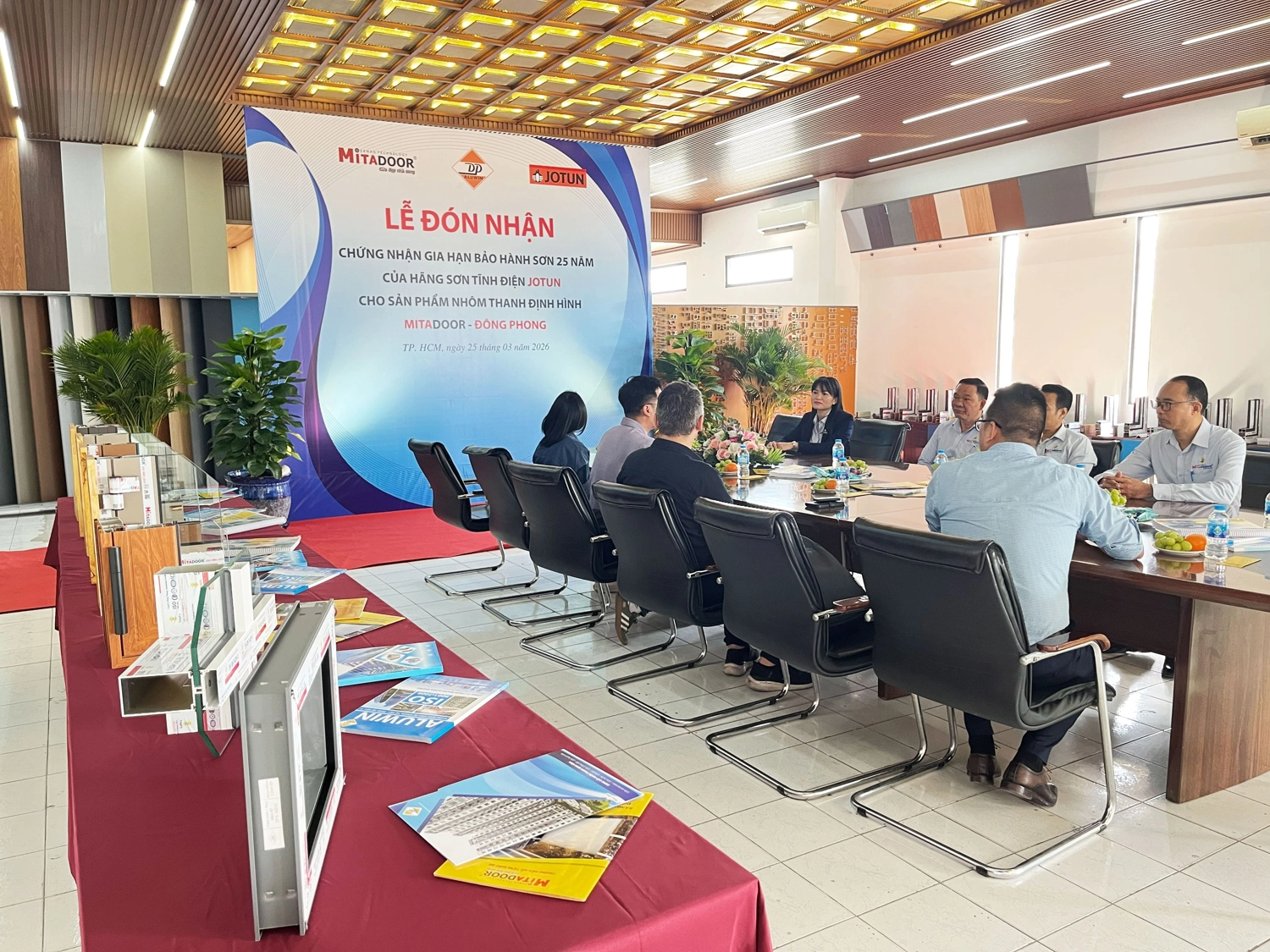 Hình ảnh thực tế lễ đón nhận chứng nhận gia hạn bảo hành sơn 25 năm của hãng sơn tĩnh điện Jotun cho sản phẩm nhôm thanh định hình Mitadoor - Đông Phong