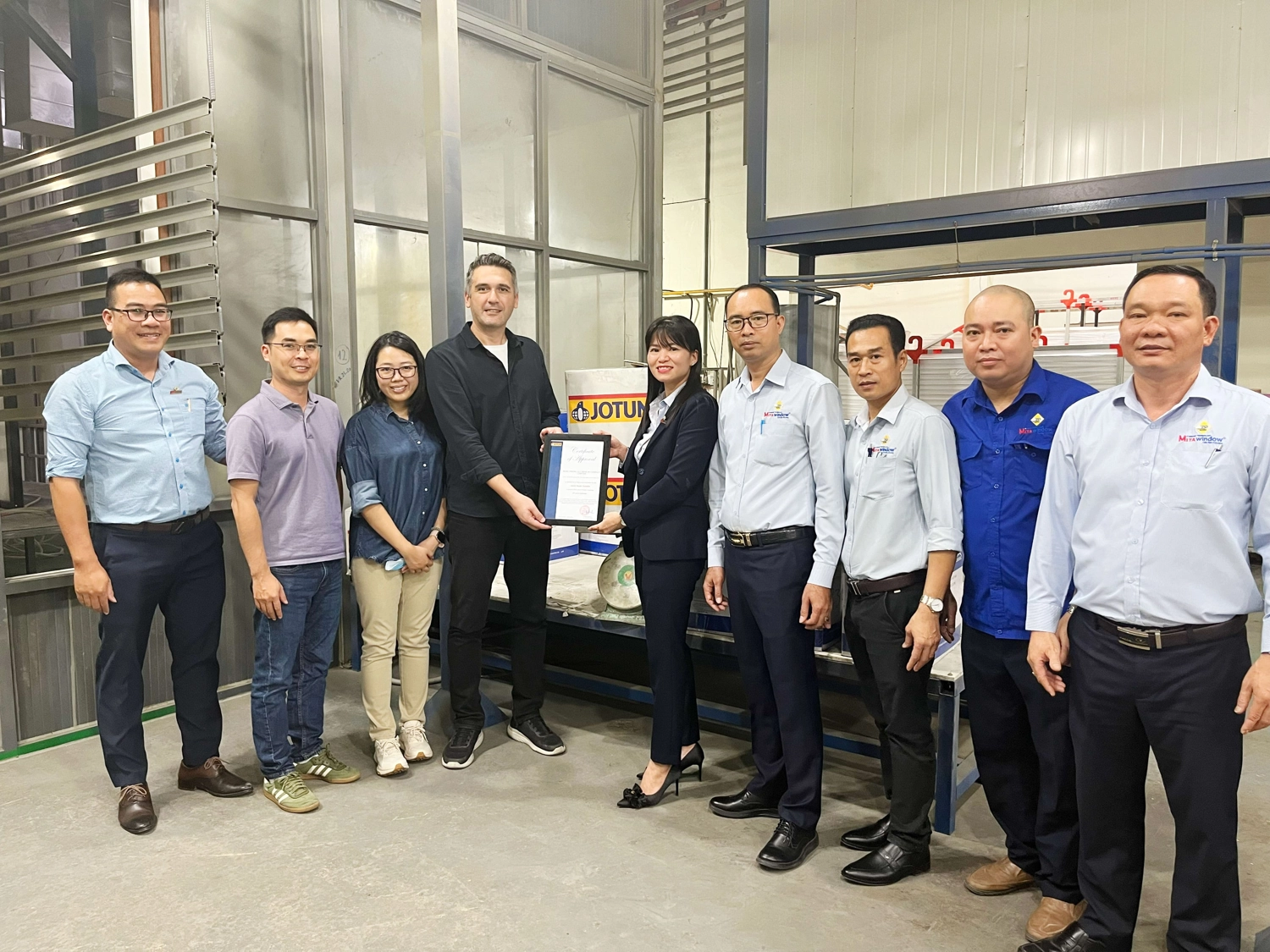 Hình ảnh thực tế lễ đón nhận chứng nhận gia hạn bảo hành sơn 25 năm của hãng sơn tĩnh điện Jotun cho sản phẩm nhôm thanh định hình Mitadoor - Đông Phong