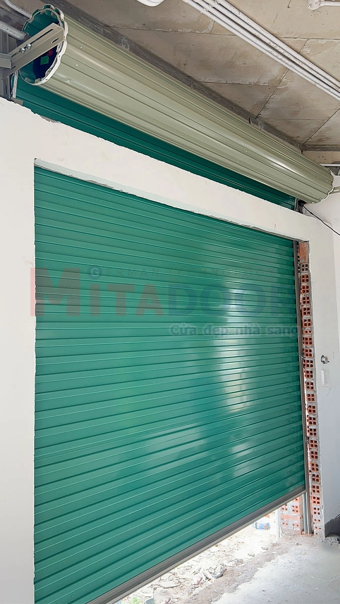 Ưu và nhược điểm của cửa cuốn tấm liền