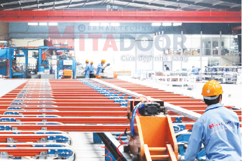 Sản phẩm & Sản Xuất QUY TRÌNH SƠN TĨNH ĐIỆN CHO CÁC DÒNG SẢN PHẨM CỬA MITADOOR