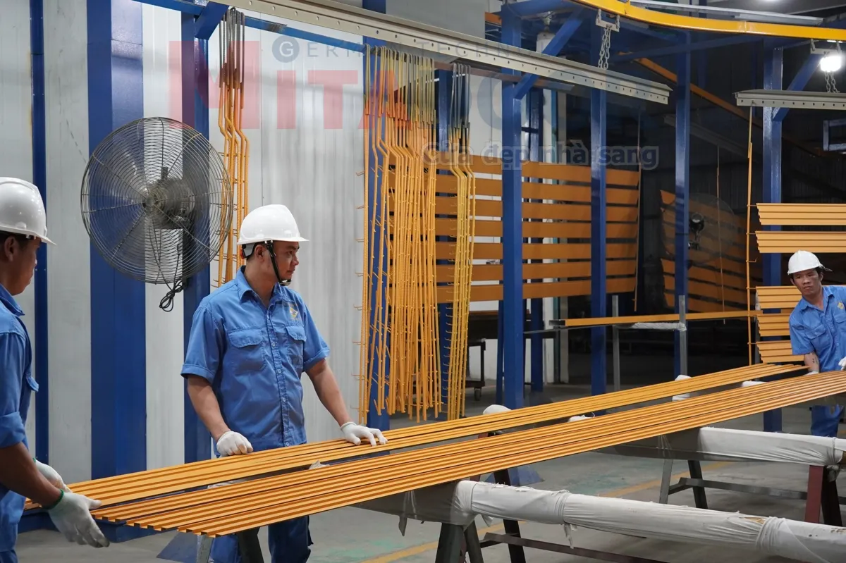 Sản phẩm & Sản Xuất Khám phá Công nghệ sơn tĩnh điện ngay tại nhà máy Mitadoor