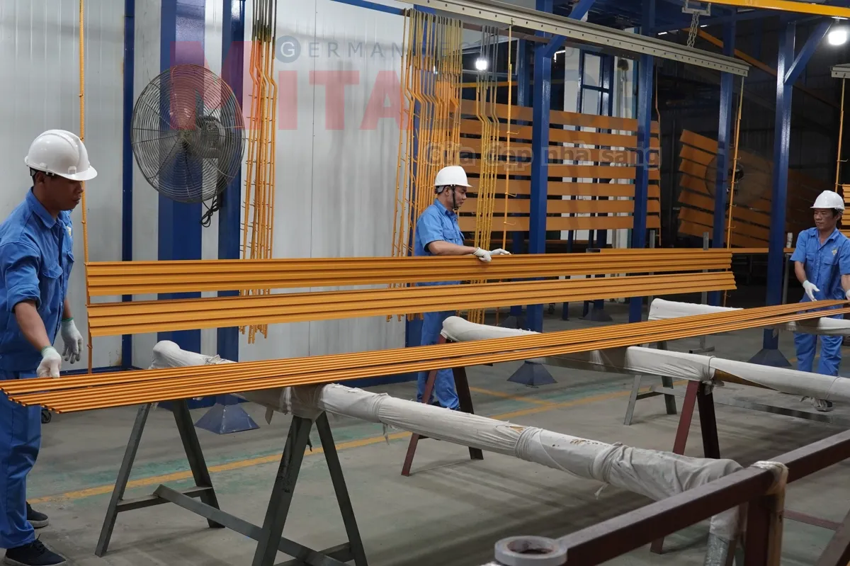 Sản phẩm & Sản Xuất QUY TRÌNH SẢN XUẤT BỘ CỬA NHÔM MITADOOR ĐẠT CHUẨN SẼ NHƯ THẾ NÀO?