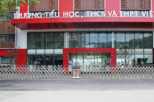 Cửa cổng xếp HÌNH ẢNH CÔNG TRÌNH CỬA CỔNG XẾP MITADOOR NHẬP KHẨU TẠI TRƯỜNG QUỐC TẾ VIỆT ÚC QUẬN 7