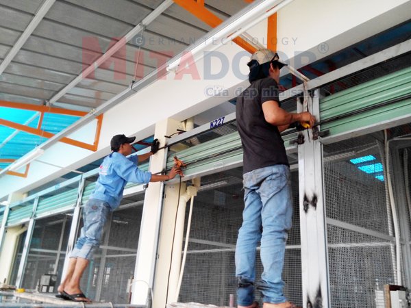 Cửa cuốn KIỂM TRA TIẾN ĐỘ LẮP ĐẶT CỬA CUỐN