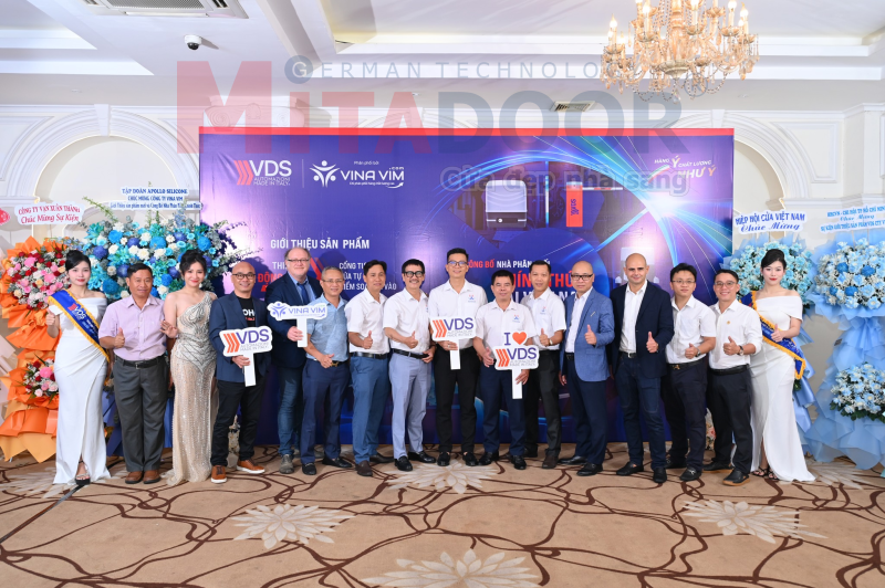 Đại diện Ban Chấp h&agrave;nh Chi hội đ&atilde; c&oacute; mặt tham dự sự kiện VDS CONNECT để gửi hoa ch&uacute;c mừng v&agrave; qu&agrave; lưu niệm đến VINA VIM - Nh&agrave; ph&acirc;n phối ch&iacute;nh thức của VDS ITALY tại Việt Nam