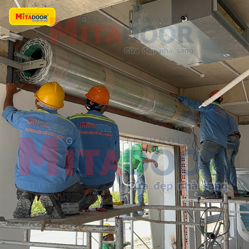 Nhân viên kỹ thuật của Mitadoor đang lắp đặt cửa cuốn tại công trình Nhân viên kỹ thuật của Mitadoor đang lắp đặt cửa cuốn tại công trình