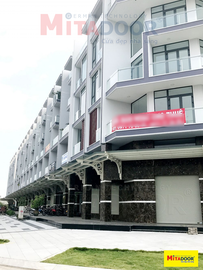 Mặt tiền nhà phố trong dự án Vạn Phúc City - Mitadoor vinh dự được lựa chọn là đơn vị cung cấp cửa cuốn CT5222 sang trọng, hiện đại Mặt tiền nhà phố trong dự án Vạn Phúc City - Mitadoor vinh dự được lựa chọn là đơn vị cung cấp cửa cuốn CT5222 sang trọng, hiện đại