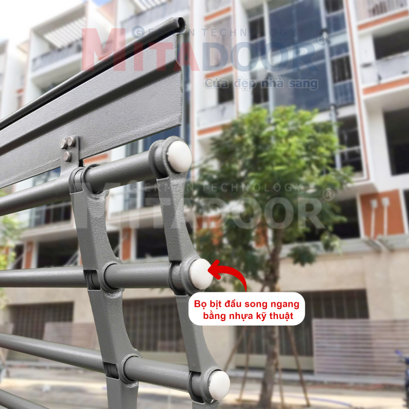 Các bọ bịt đầu song ngang giúp cửa vận hành nhẹ nhàng, êm ái Các bọ bịt đầu song ngang giúp cửa vận hành nhẹ nhàng, êm ái