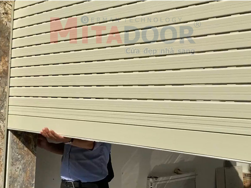 Hệ thống cảm biến tự dừng khi gặp vật cản Hệ thống cảm biến tự dừng khi gặp vật cản
