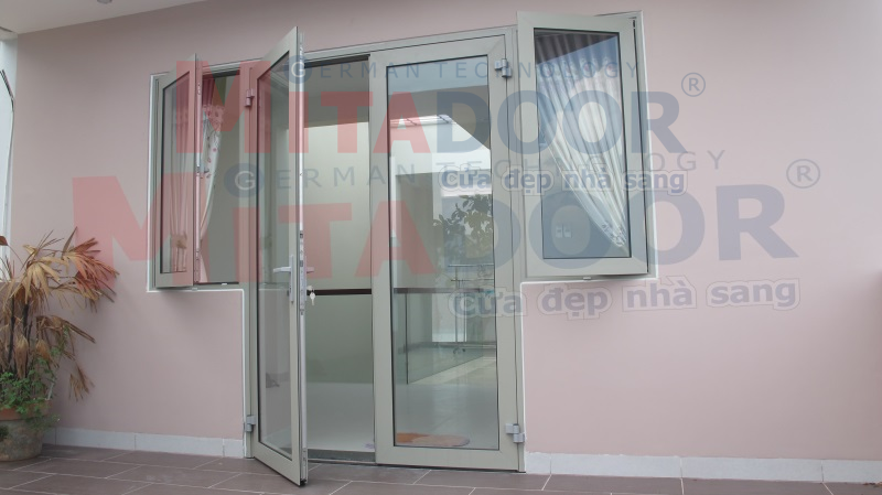 Cửa đi mở quay Mitadoor màu trắng sữa nâng tầm vẻ đẹp sang trọng cho không gian Cửa đi mở quay Mitadoor màu trắng sữa nâng tầm vẻ đẹp sang trọng cho không gian