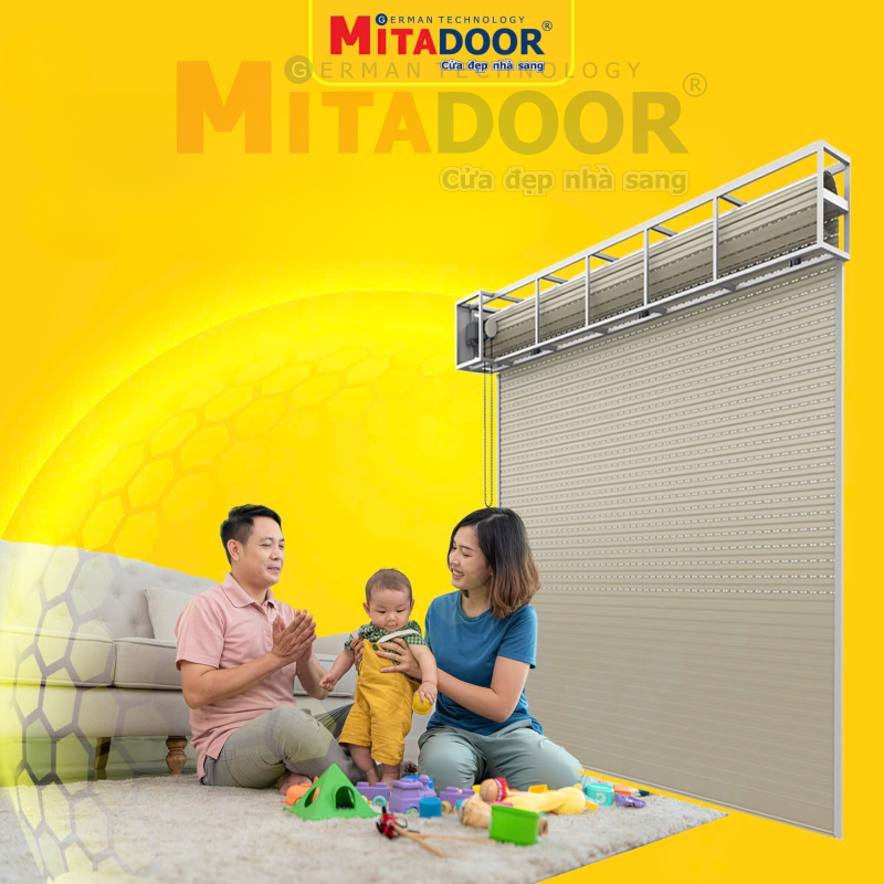 Trẻ em chưa thể nhận biết hoàn toàn các vấn đề có thể xảy ra từ cửa cuốn, vì vậy phụ huynh cần trông nom con cẩn thận Trẻ em chưa thể nhận biết hoàn toàn các vấn đề có thể xảy ra từ cửa cuốn, vì vậy phụ huynh cần trông nom con cẩn thận