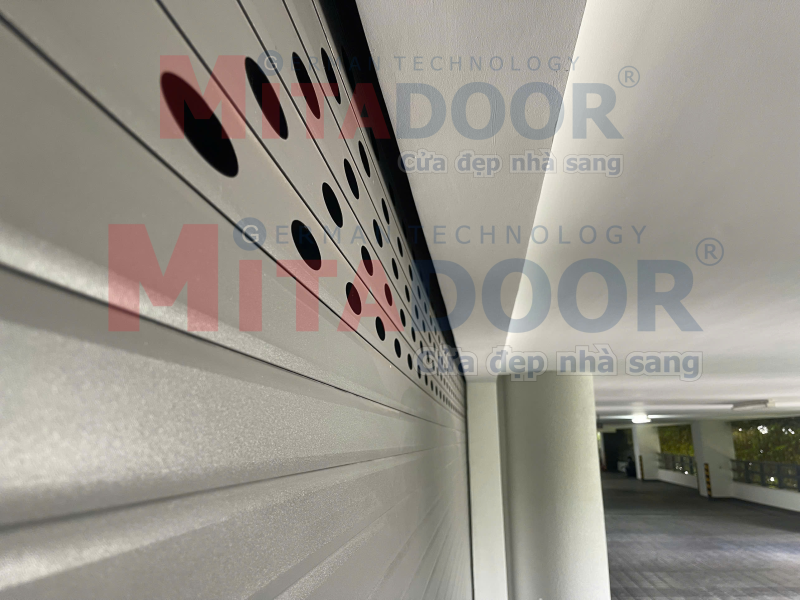 Cửa cuốn siêu thoáng Mitadoor LG71 màu xám sần với thiết kế khe thoáng hình Oval lớn tinh tế đảm bảo tiện nghi Cửa cuốn siêu thoáng Mitadoor LG71 màu xám sần với thiết kế khe thoáng hình Oval lớn tinh tế đảm bảo tiện nghi