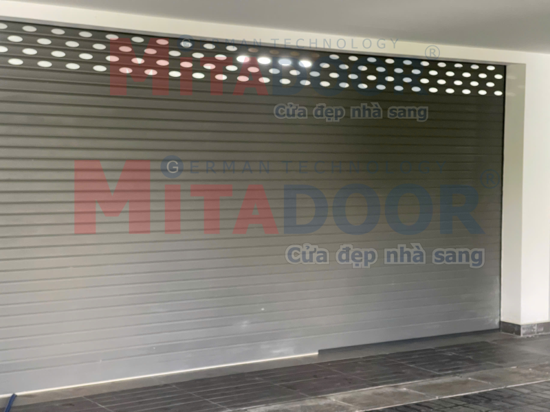 Thiết kế khe thoáng cửa cuốn LG71 giúp ánh sáng lưu thông dễ dàng, tạo không khí trong lành, dễ chịu Thiết kế khe thoáng cửa cuốn LG71 giúp ánh sáng lưu thông dễ dàng, tạo không khí trong lành, dễ chịu
