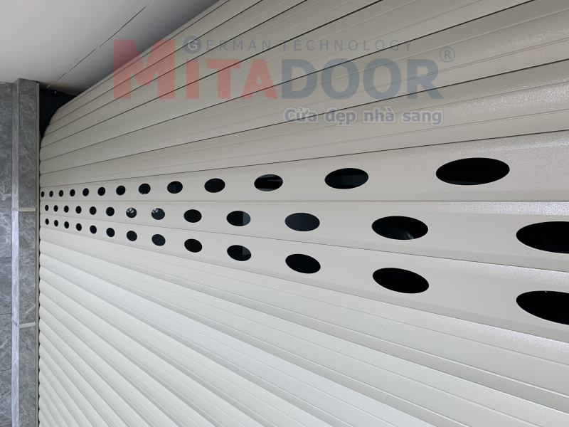 Cửa cuốn nhôm Mitadoor Siêu kín OT70 khi lắp thêm các lá LG71 Cửa cuốn nhôm Mitadoor Siêu kín OT70 khi lắp thêm các lá LG71