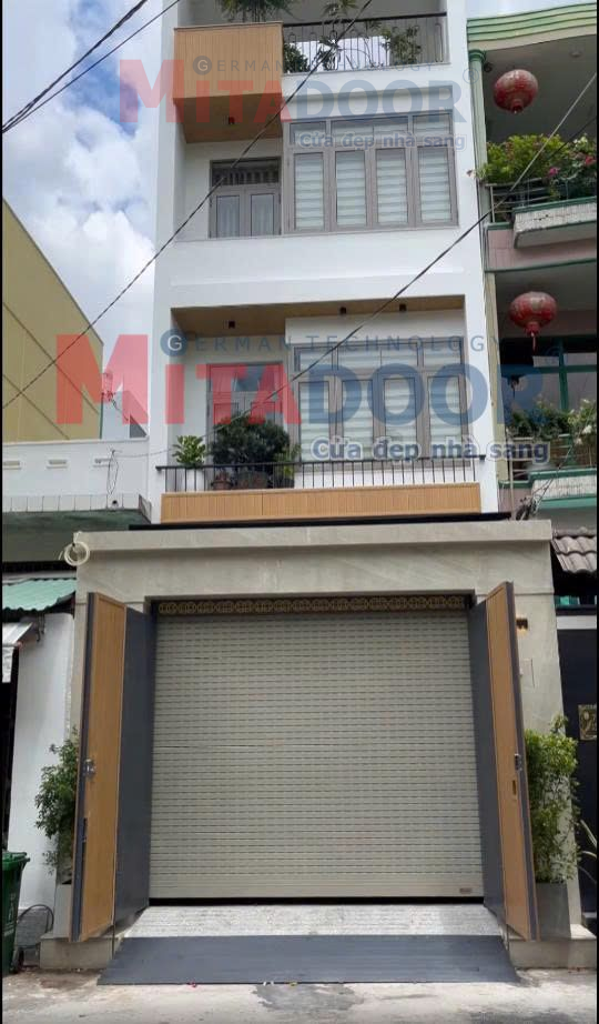 Cửa cuốn nhôm cao cấp Mitadoor X205R màu ghi sần, vận hành êm ái nhờ tích hợp hệ thống ron giảm chấn kép (lông nheo kép chống ồn) Cửa cuốn nhôm cao cấp Mitadoor X205R màu ghi sần, vận hành êm ái nhờ tích hợp hệ thống ron giảm chấn kép (lông nheo kép chống ồn)