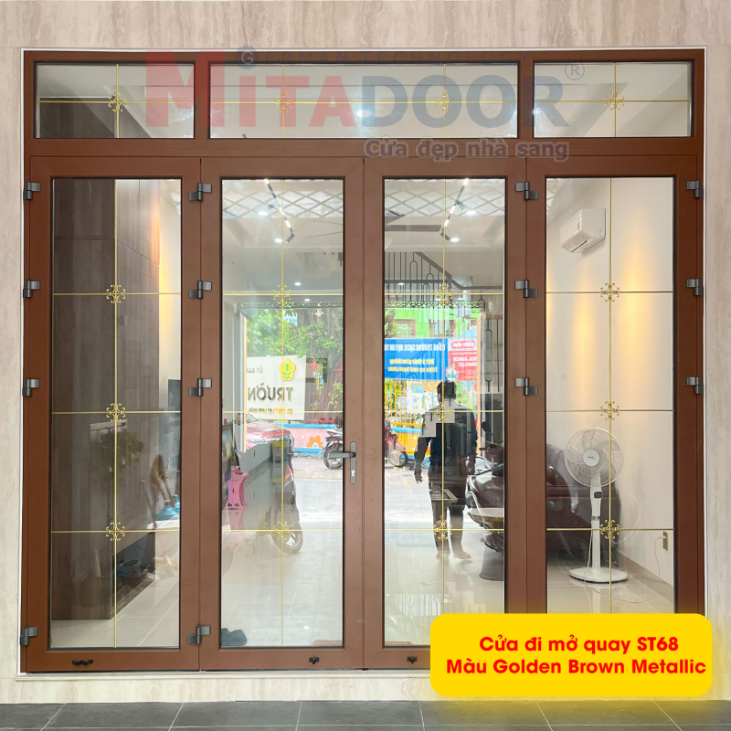 Cửa đi mở quay ST68 màu Golden Brown Metallic tạo cảm giác ấm ấp, chắc chắn Cửa đi mở quay ST68 màu Golden Brown Metallic tạo cảm giác ấm ấp, chắc chắn