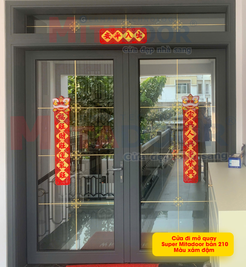 Cửa đi mở quay Super Mitadoor bản 210 màu xám đậm thời thượng Cửa đi mở quay Super Mitadoor bản 210 màu xám đậm thời thượng