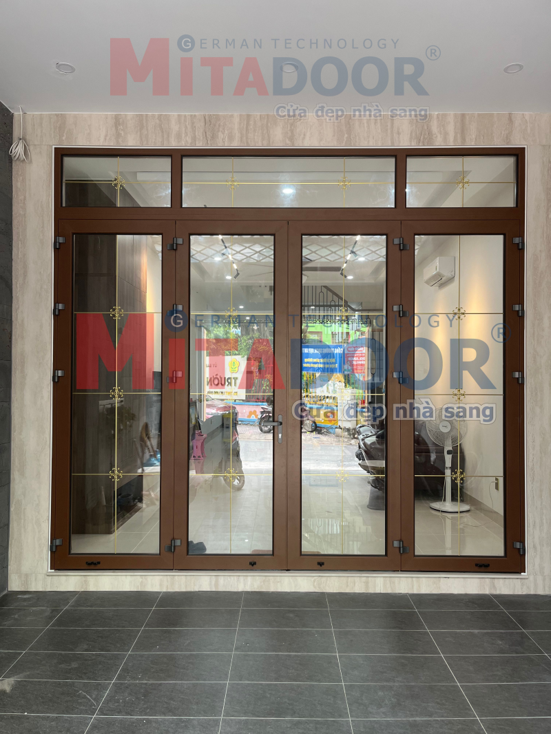 Cửa đi mở quay 4 cánh hệ nhôm Châu Âu ST68 màu nâu sang trọng, chuẩn phong thủy giúp mang đến tài lộc, may mắn cho gia chủ Cửa đi mở quay 4 cánh hệ nhôm Châu Âu ST68 màu nâu sang trọng, chuẩn phong thủy giúp mang đến tài lộc, may mắn cho gia chủ
