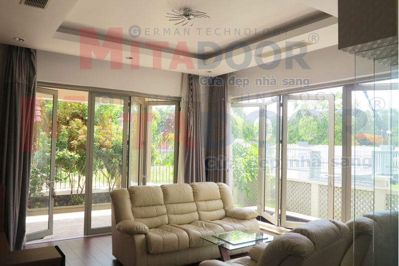Cửa đi xếp trượt giúp tạo cảm giác không gian rộng rãi, thoáng mát Cửa đi xếp trượt giúp tạo cảm giác không gian rộng rãi, thoáng mát