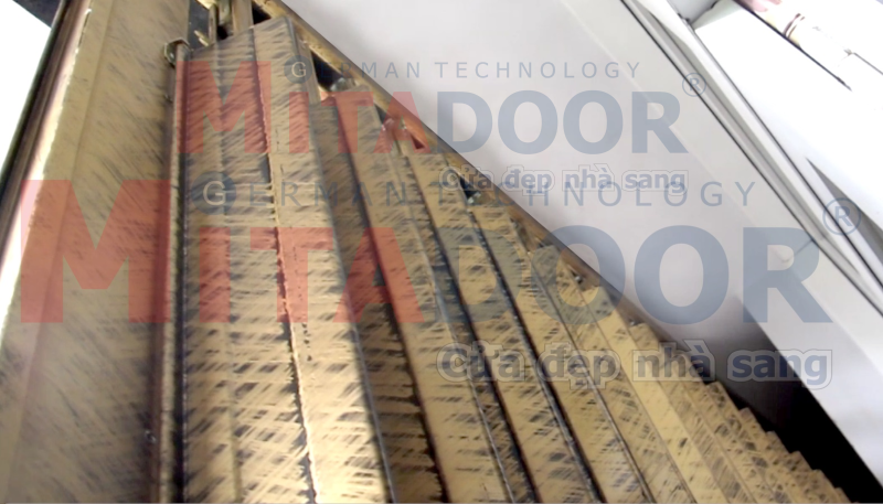 Lá dày 0.4mm của cửa kéo hoa văn cổ Mitadoor