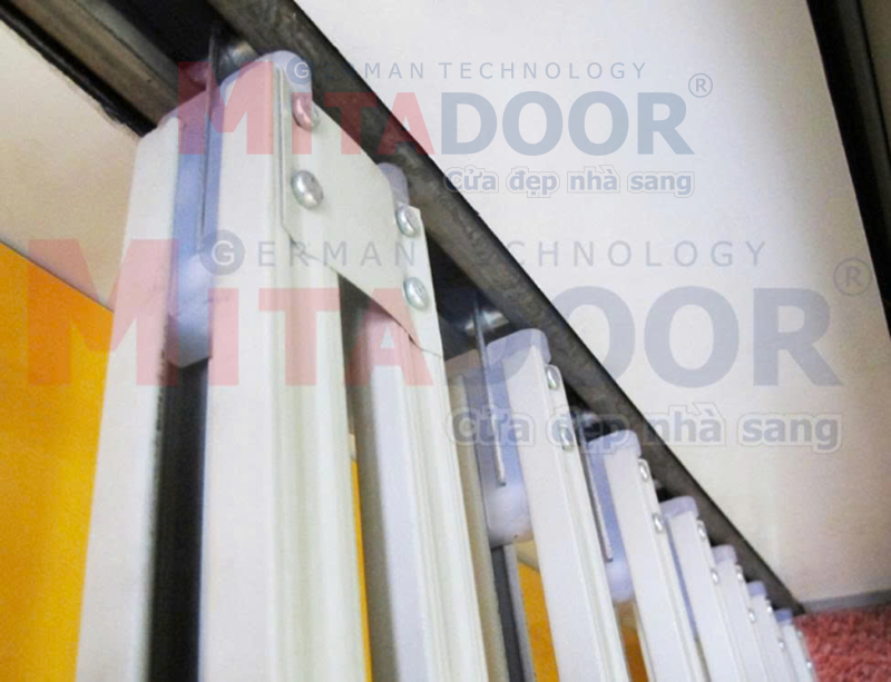 Chi tiết ray Mitadoor ở trên cửa Chi tiết ray Mitadoor ở trên cửa