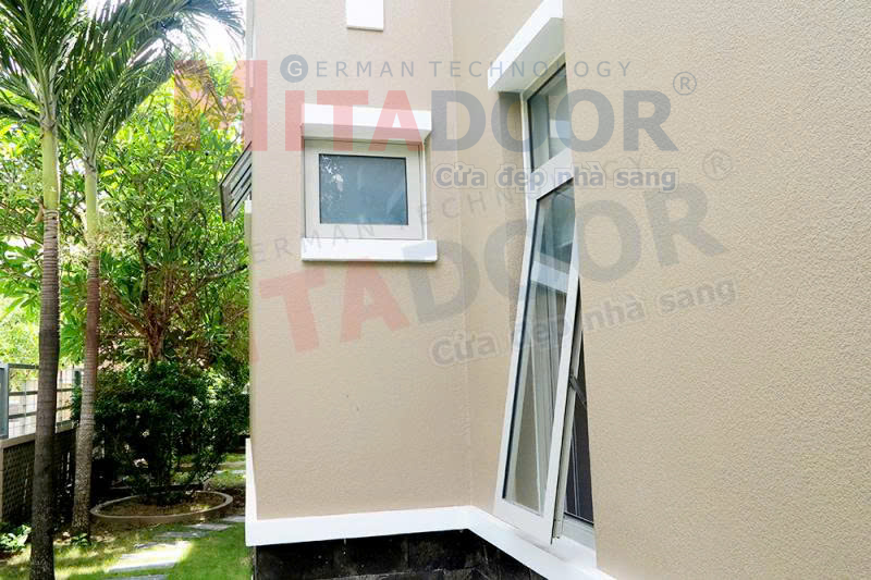 Cửa sổ mở hất hệ nhôm Mitadoor cao cấp, linh hoạt, vận hành êm ái Cửa sổ mở hất hệ nhôm Mitadoor cao cấp, linh hoạt, vận hành êm ái